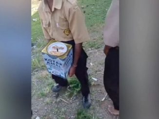 siswa sekolah dasar di Kabupaten Maros, Sulawesi Selatan, berkeliling meminta sumbangan saat jam belajar berlangsung