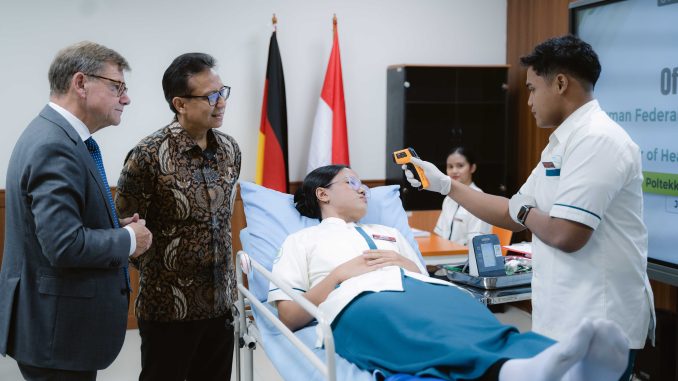 As part of a bilateral visit, German Foreign Minister Johann Wadephul (left) visited the Jakarta III Health Polytechnic on Thursday, August 21, 2025, accompanied by the Indonesian Minister of Health, Budi Gunadi Sadikin (second from left). During the visit, the two interacted with students, including observing a practical nursing training session.