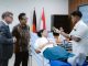 As part of a bilateral visit, German Foreign Minister Johann Wadephul (left) visited the Jakarta III Health Polytechnic on Thursday, August 21, 2025, accompanied by the Indonesian Minister of Health, Budi Gunadi Sadikin (second from left). During the visit, the two interacted with students, including observing a practical nursing training session.