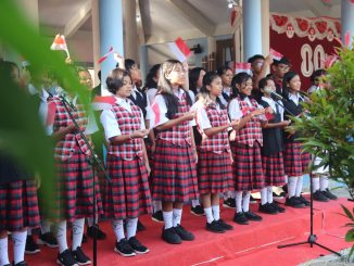 SMP Sint Carolus Tarakanita Bengkulu melaksanakan upacara bendera dengan penuh khidmat dan semangat kebangsaan