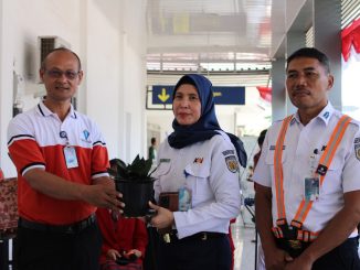 Sekolah Santo Yosef Taratanita Lahat berkolaborasi dengan PT Kereta Api Indonesia (KAI) menggelar Kampanye Cinta Lingkungan di Stasiun Kereta Api Lahat, pada Rabu, 27/8/2025 (KalderaNews/Dok. Sekolah)