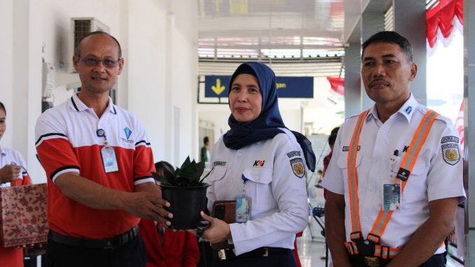 Sekolah Santo Yosef Taratanita Lahat berkolaborasi dengan PT Kereta Api Indonesia (KAI) menggelar Kampanye Cinta Lingkungan di Stasiun Kereta Api Lahat, pada Rabu, 27/8/2025 (KalderaNews/Dok. Sekolah)
