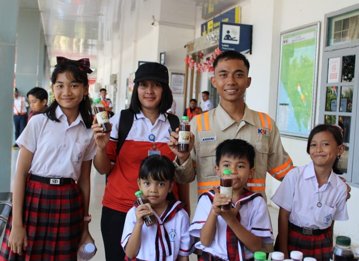 Sekolah Santo Yosef Taratanita Lahat berkolaborasi dengan PT Kereta Api Indonesia (KAI) menggelar Kampanye Cinta Lingkungan di Stasiun Kereta Api Lahat, pada Rabu, 27/8/2025 (KalderaNews/Dok. Sekolah)