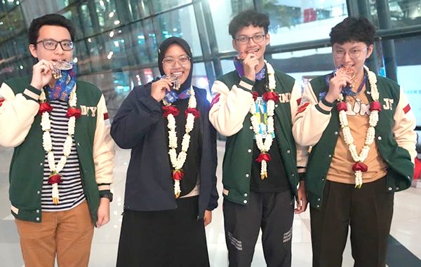 Para siswa peraih medali di ajang IBO 2025. (dok.puspresnas) Para siswa peraih medali di ajang IBO 2025. (dok.puspresnas)