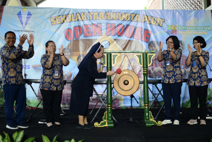 Pemukulan gong menandai pembukaan pendaftaran calon murid baru di Sekolah Tarakanita Blok Pluit