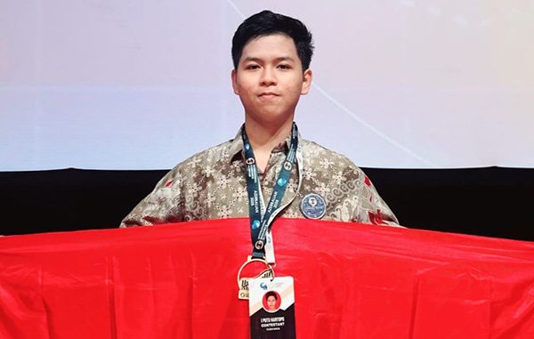 Siswa SMA Negeri 1 Denpasar (Smansa) I Putu Dickson Partha Hartopo raih medali emas di International Economics Olympiad (IEO) 2025. (dok.smansa)