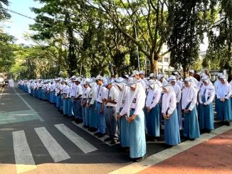 Siswa SMA Negeri 8 Kota Malang terpaksa menggelar upacara HUT ke-80 RI di Jalan Raya Veteran, Kota Malang. (Ist.)