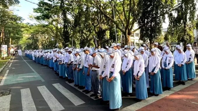 Siswa SMA Negeri 8 Kota Malang terpaksa menggelar upacara HUT ke-80 RI di Jalan Raya Veteran, Kota Malang. (Ist.)