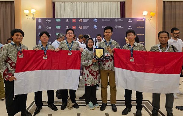 Siswa peraih medali dan para pembina di ajang IEO 2025. (dok.puspresnas)