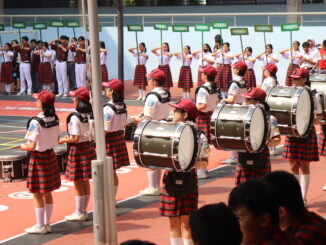Barisan defile dan marching band