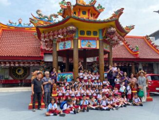 Sebanyak 55 peserta didik Taman Kanak-kanak Tarakanita 3 yang didampingi oleh para guru dan orang tua, disambut hangat oleh pengurus Kelenteng Bio Hok Tek Tjeng Sin Kebayoran Lama.