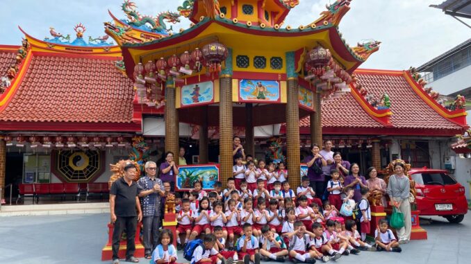 Sebanyak 55 peserta didik Taman Kanak-kanak Tarakanita 3 yang didampingi oleh para guru dan orang tua, disambut hangat oleh pengurus Kelenteng Bio Hok Tek Tjeng Sin Kebayoran Lama.