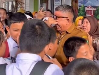 Kepala Sekolah SMPN 1 Prabumulih, Roni Ardiansyah saat perpisahan dengan seluruh siswa usai dirinya dicopot sebagai kepala sekolah.