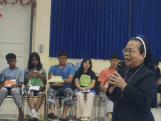 Sr Gio CB memberikan materi pada LDK SMA Tarakanita 2 Jakarta (