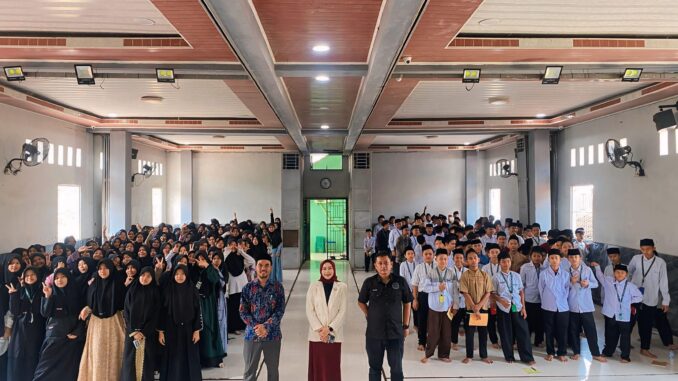 Komisi Penyiaran Indonesia Daerah (KPID) Provinsi Banten kembali melaksanakan kegiatan Sosialisasi Literasi Media di Pesantren Modern Kulni