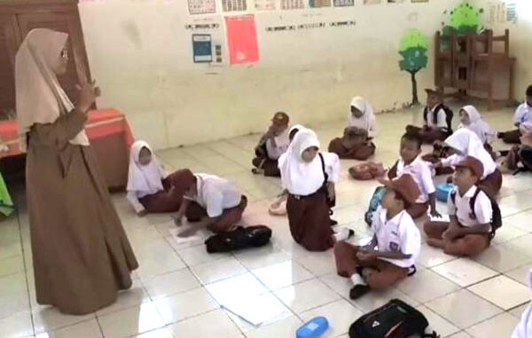 Viral siswa di Sukabumi belajar di sekolah tanpa meja dan kursi. (Ist.)