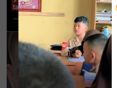 siswa SD tegur temannya di kelas agar jangan berisik