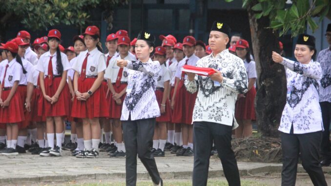 Sekolah Santo Yosef Lahat merayakan Hari Guru Nasional 2025 dengan penuh makna dan sukacita melalui upacara bendera dan serangkaian kegiatan yang dilaksanakan pada Selasa, 25 November 2025.