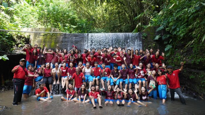 Siswa kelas X SMA Tarakanita Magelang mengikuti kegiatan bertajuk “Jelajah Konservasi Air” di sebuah desa yang terletak lereng Gunung Merapi