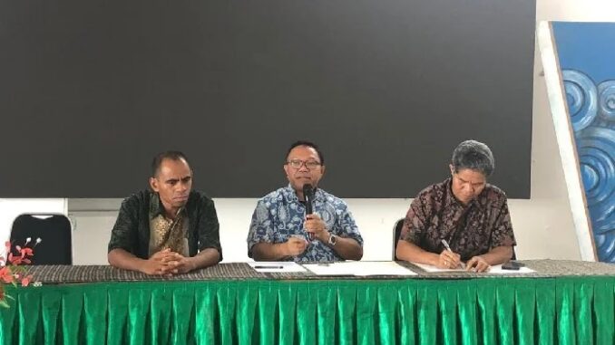 Konferensi pers pengumuman pemecatan dosen Unika St. Paulus Ruteng. (floresa.co)