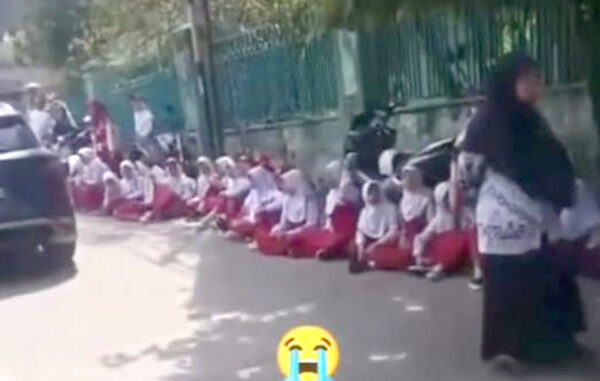 Tangkapan layar sejumlah siswa SDN 117 Batununggal menangis setelah menunggu 5 jam kedatangan Wali Kota Bandung, Muhammad Farhan. (kalderanews.com)