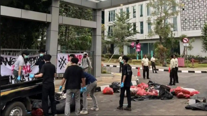 Aksi protes mahasiswa UMJ terkait penanganan sampah oleh Pemkot Tangsel