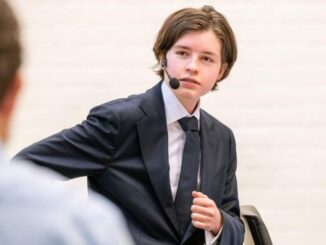 Laurent Simons, remaja jenius asal Belgia, resmi menuntaskan gelar PhD (Doktor) dalam bidang Fisika Kuantum dari Universitas Antwerp pada usia yang baru menginjak 15 tahun.