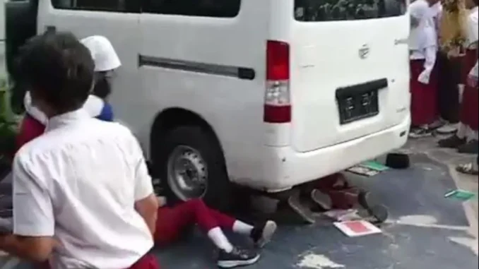 Tangkapan layar peristiwa mobil MBG menabrak siswa di Cilincing. (Ist.)