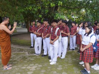Siswa kelas XII SMA Tarakanita Magelang mengikuti kegiatan kokurikuler bertema “Menyelami Buddha, Menghidupi Toleransi” yang dilaksanakan di Vihara Mendut, Kabupaten Magelang.