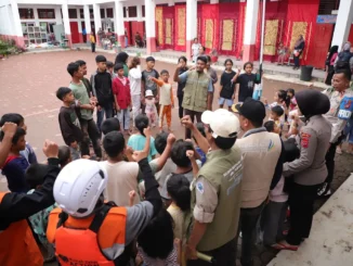 Anak-anak mengungsi di fasilitas pendidikan wilayah Kota Padang, Provinsi Sumbar