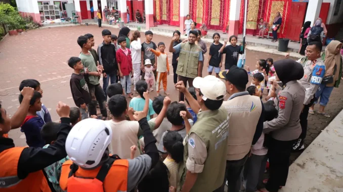 Anak-anak mengungsi di fasilitas pendidikan wilayah Kota Padang, Provinsi Sumbar