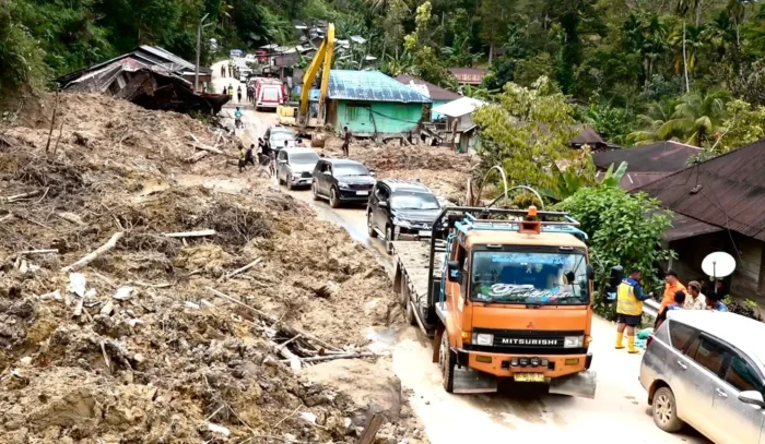 Sejumlah kendaraan melintas jalur Tarutung-Sibolga di Dusun Sibalanga, Desa Sibalanga, Kecamatan Adiankoting, Tapanuli Selatan