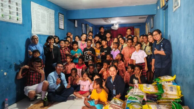 Siswa dan guru SD Santo Yosef Tarakanita Surabaya melaksanakan aksi Natal di Panti Asuhan Santo Yakobus