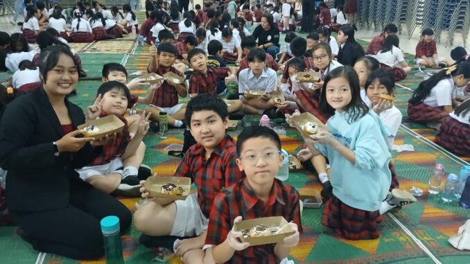 SD Tarakanita 4 Jakarta menyelenggarakan kegiatan bertajuk “Decorating Donuts” yang diikuti oleh seluruh murid kelas 5 (5A, 5B, 5C) dan kelas 6 (6A, 6B, 6C).