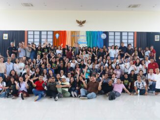 Para alumni dari berbagai angkatan berfoto bersama dengan Para Guru sebelum menutup rangakaian acara. (25-01-2026)