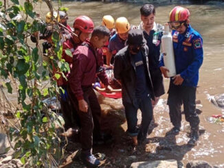 Proses evakuasi mahasiswi UB Malang yang melakukan percobaan bunuh diri. (Ist.)