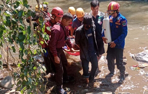 Proses evakuasi mahasiswi UB Malang yang melakukan percobaan bunuh diri. (Ist.)