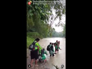 Tangkapan kayar video siswa MI seberangi Sungai Tajum di Desa Darmakradenan, Banyumas. (Ist.)