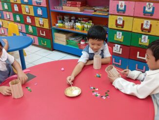 KB-TK Tarakanita 5 mengadakan kegiatan pengelolaan sampah yang kreatif dan edukatif pada Senin, 23 Februari 2026.