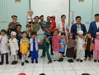Anak-anak TK A KB-TK Tarakanita 5 mengikuti kegiatan Pengenalan Profesi bersama para orang tua TK A yang terpilih