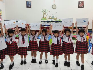 Anak-anak belajar benda-benda langit sambil bermain di KB-TK Tarakanita 5
