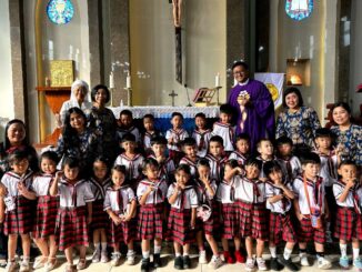 Peserta didik TK Sint Carolus Tarakanita Bengkulu mendapat kesempatan istimewa untuk melaksanakan tugas pelayanan koor pada perayaan Ekaristi Minggu, 1 Maret 2026 lalu, pukul 07.00 WIB hingga selesai, di Gereja Santo Yohanes Penginjil Bengkulu.