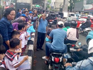 SMK Tarakanita bersama KB-TK Tarakanita 2 berbagi takjil di depan Sekolah Tarakanita Blok Tendean, Jl. Wolter Monginsidi No.118, Selasa, 10 Maret 2026