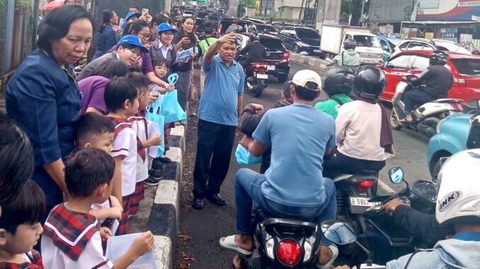 SMK Tarakanita bersama KB-TK Tarakanita 2 berbagi takjil di depan Sekolah Tarakanita Blok Tendean, Jl. Wolter Monginsidi No.118, Selasa, 10 Maret 2026