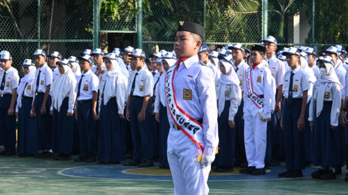 Upacara bendera di sekolah. (dok.kemendikdasmen)