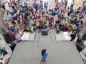 perayaan Kartini Day oleh PUAN Kota Bekasi ini menginformasikan lomba fashion show kebaya bagi perempuan usia 35-65 tahun yang diselenggarakan di Plaza Pondok Gede pada Minggu, 26 April 2026