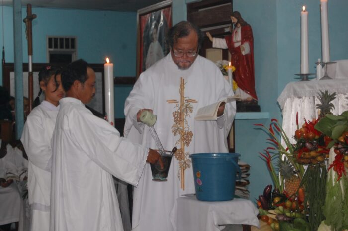 Misa Vigili Paskah 2026 di Lereng Merapi Gereja Stasi Santo Paulus Ngargomulyo, Dukun, Magelang, Jawa Tengah pada Sabtu malam, 4 April 2026
