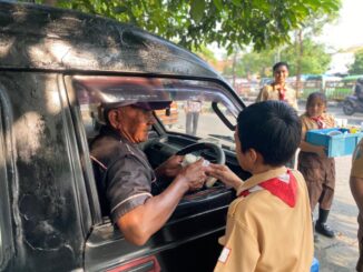 Siswa SD Santo Yosef Tarakanita Surabaya berbagi telur Paskah ke warga sekitar