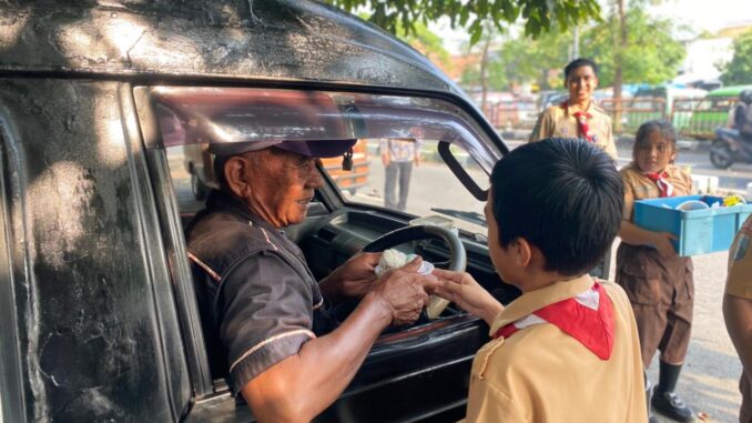 Siswa SD Santo Yosef Tarakanita Surabaya berbagi telur Paskah ke warga sekitar