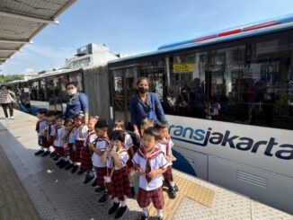 Anak-anak KB Tarakanita 4 mengikuti pembelajaran luar kelas naik TransJakarta